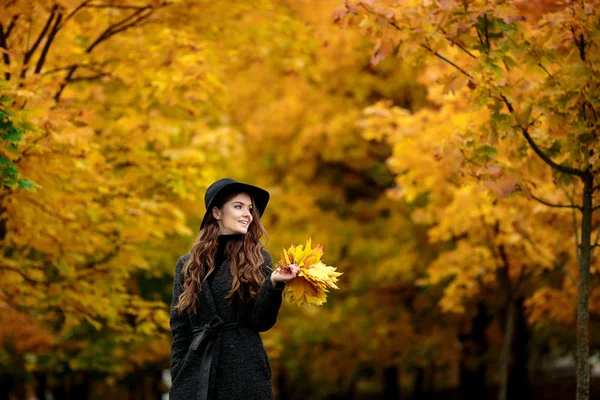 秋の色で若いブルネットの女性の肖像画 — ストック写真