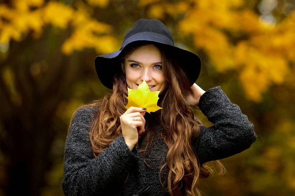 Bruneta žena portrét v podzimních barvách — Stock fotografie