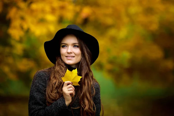 Portret młodej kobiety w jesień kolor — Zdjęcie stockowe