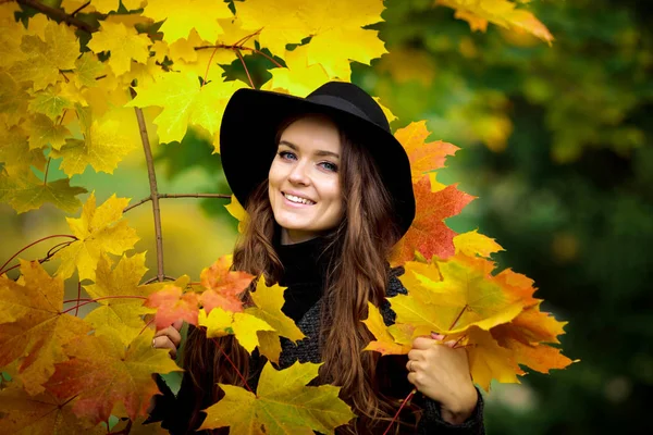 年轻女子肖像在秋天的颜色 — 图库照片