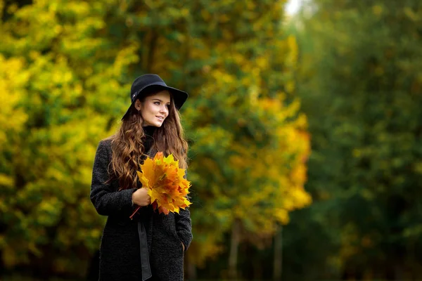Retrato jovem mulher na cor do outono — Fotografia de Stock