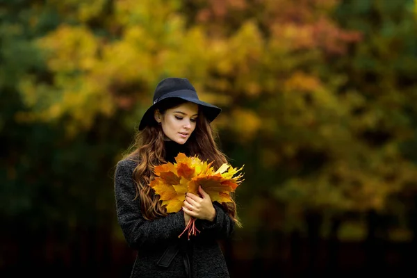 Retrato jovem mulher na cor do outono — Fotografia de Stock