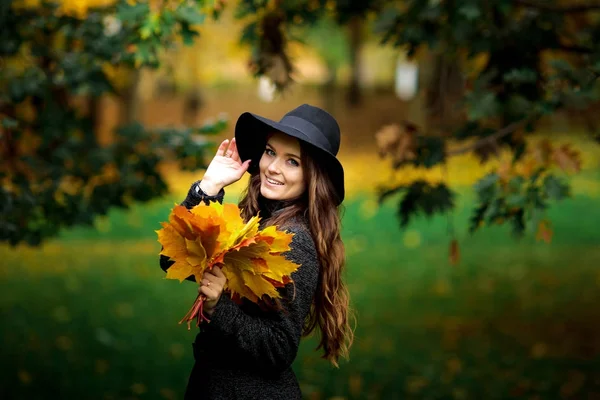 Genç esmer kadın portre sonbahar renk — Stok fotoğraf