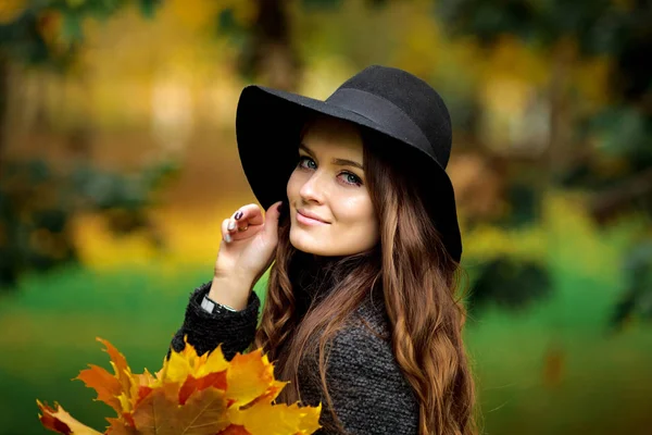 Young brunette woman portrait in autumn color — Stock Photo, Image