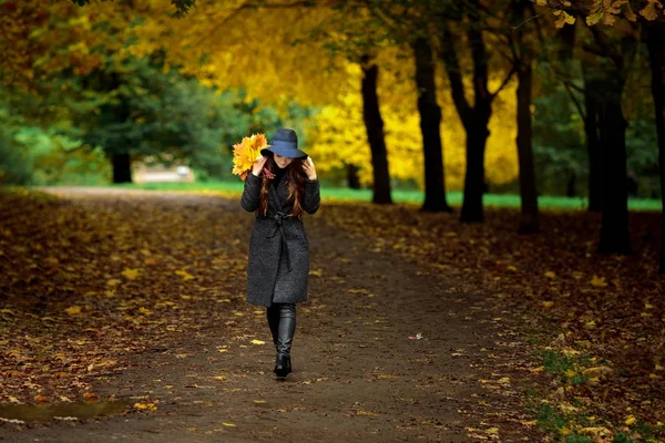 Jeune femme brune portrait en couleur automne — Photo