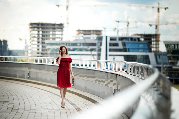 Um retrato de uma menina bonita em óculos em um vestido vermelho — Fotografia de Stock