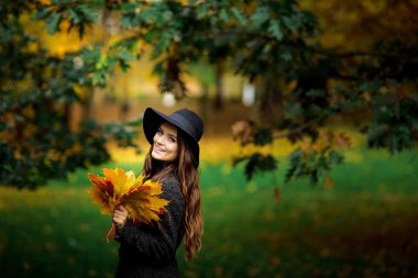 sonbahar kadınla el bırakır ve sarı akçaağaç Bahçe arka plan düşmek