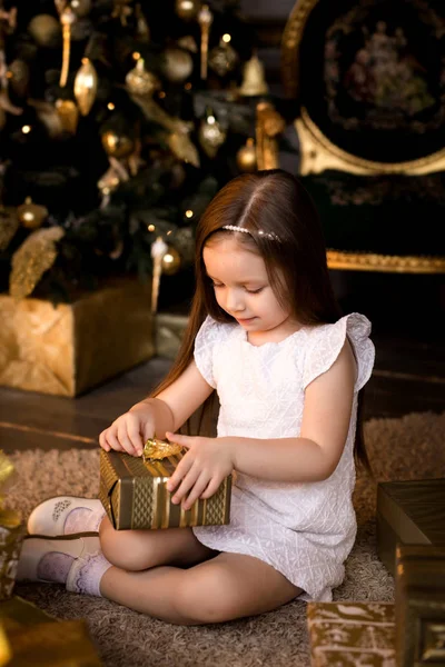 Petite fille souriante avec boîte cadeau de Noël . — Photo