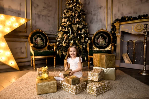 クリスマスのギフト ボックスと笑みを浮かべて少女. — ストック写真