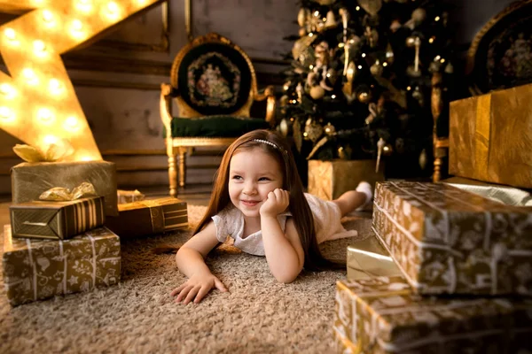 La nuit de Noël, une petite fille attend le Père Noël . — Photo