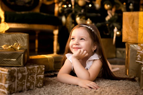 На різдвяну ніч мало дівчина чекає Санта Клауса. — стокове фото