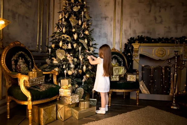 Рождественская идея. Новый год. Дети наряжают рождественскую елку . — стоковое фото
