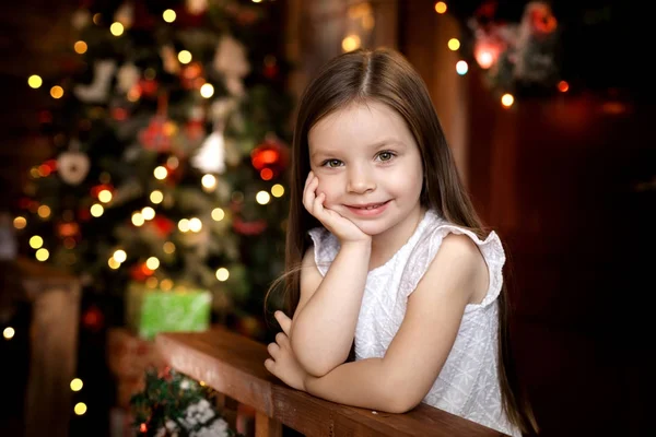 В рождественскую ночь маленькая девочка ждет Деда Мороза . — стоковое фото