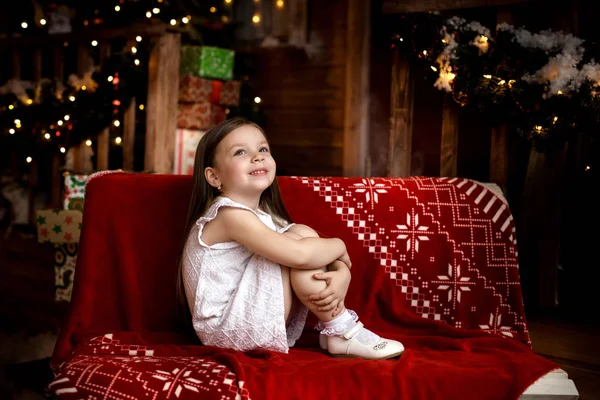 La nuit de Noël, une petite fille attend le Père Noël . — Photo