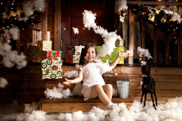 Счастливого Рождества и счастливых праздников. маленькая девочка в рождественском декоре — стоковое фото