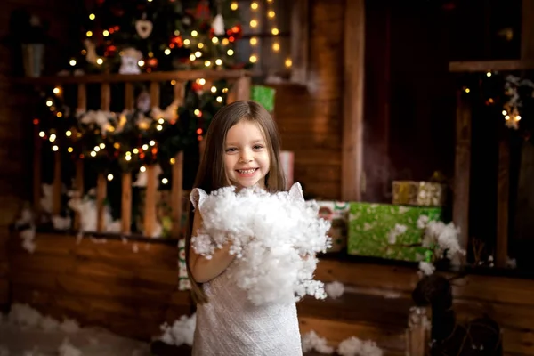 Счастливого Рождества и счастливых праздников. маленькая девочка в рождественском декоре — стоковое фото