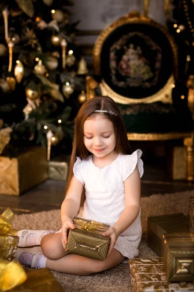 Petite fille souriante avec boîte cadeau de Noël . — Photo