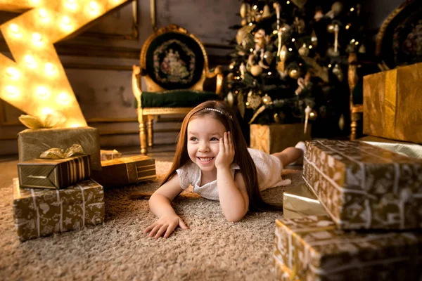 La nuit de Noël, une petite fille attend le Père Noël . — Photo