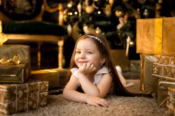 クリスマスの夜にサンタ クロースを待っている少女. — ストック写真