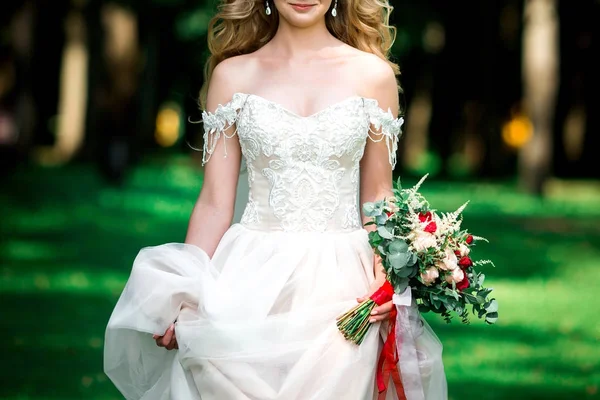 Sposa tenuta grande bouquet da sposa sulla cerimonia nuziale — Foto Stock