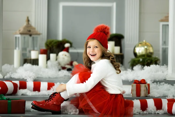 Счастливая маленькая девочка держит много коробок с подарками. зимние праздники, Рождество и люди концепция . — стоковое фото