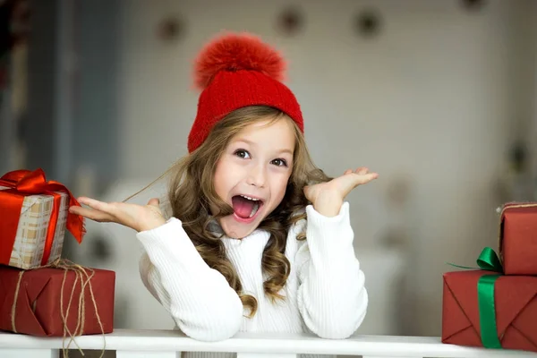 Hermosa niña celebra la Navidad. Vacaciones de Año Nuevo. Chica feliz en un disfraz de Navidad con regalo —  Fotos de Stock