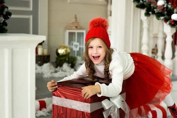 Fille heureuse tenant une grande boîte avec un cadeau. Noël et concept de personnes . — Photo