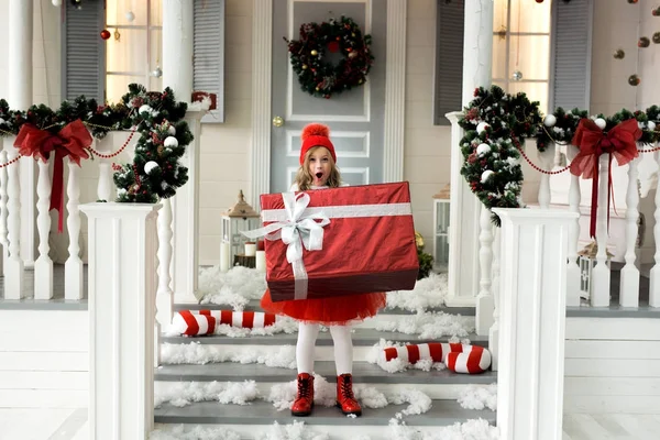 Счастливая девушка держит большую коробку с подарком. Рождество и люди концепция . — стоковое фото