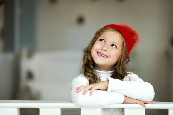 Retrato de una niña sonriente. Hermosa niña celebra la Navidad . — Foto de Stock