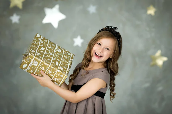 Щаслива маленька дівчинка тримає багато коробок з подарунками. зимові канікули, різдво і концепція людей . — стокове фото