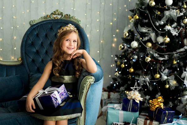Šťastná holčička drží mnoho polí s dárky. Zimní prázdniny, Vánoce a lidé koncepce. — Stock fotografie