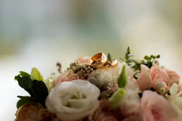 Anéis de casamento no buquê. noiva da manhã — Fotografia de Stock