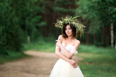 Gelin elbisesi içinde dönüyor