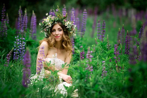 Çelenk Taze Orman Çiçekler Mor Çiçekler Içinde Oturan Giymiş Güzel — Stok fotoğraf