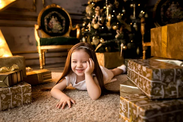 Retrato de una niña sonriente. Hermosa niña celebra la Navidad . — Foto de Stock