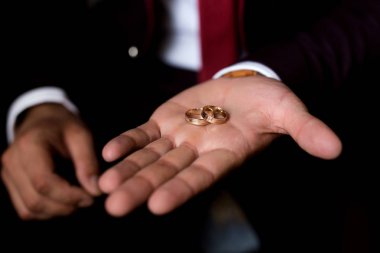 Damat yüzükleri elinde tutar..