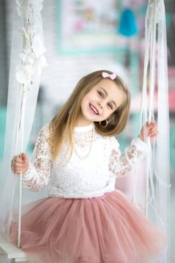 Stüdyoda gülümseyen bir küçük kız portresi