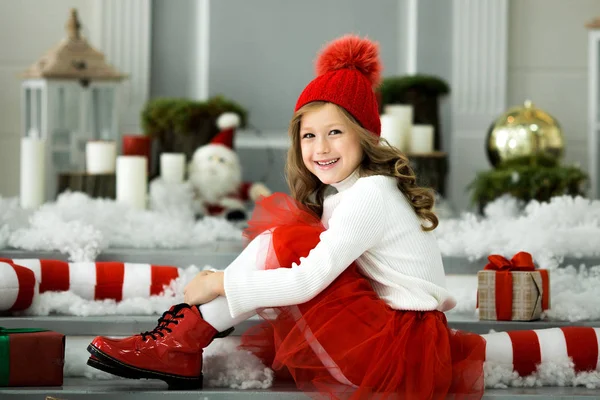 幸せな女の子のギフト ボックスの多くを保持しています。冬の休日、クリスマス、人々 の概念. — ストック写真