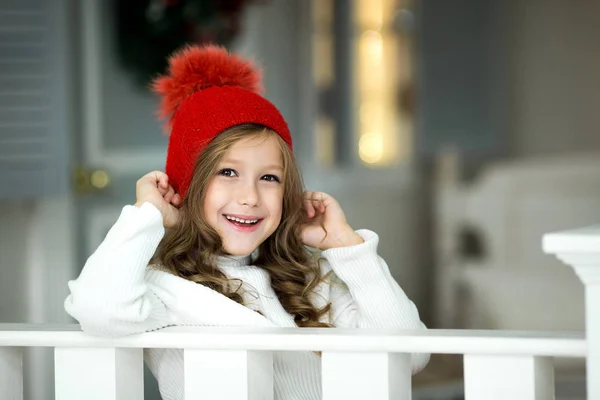 Усміхнена смішна дівчина в червоному капелюсі. Новорічна концепція . — стокове фото