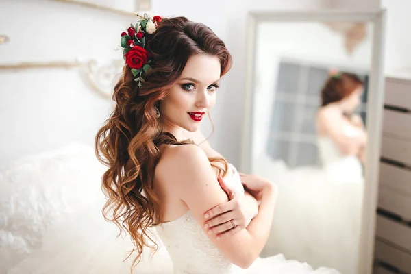 Bellissimo ritratto di sposa con trucco luminoso — Foto Stock