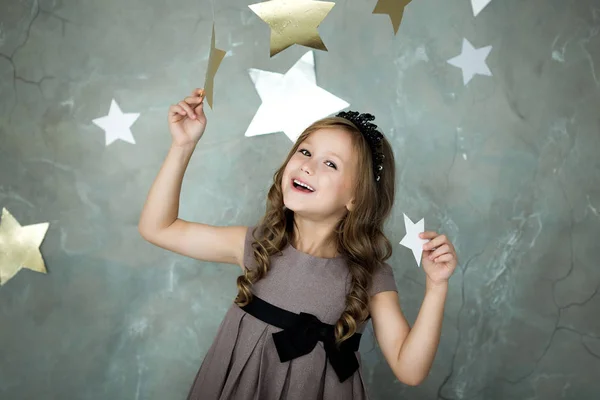 星の背景に幸せな少女の肖像画 — ストック写真