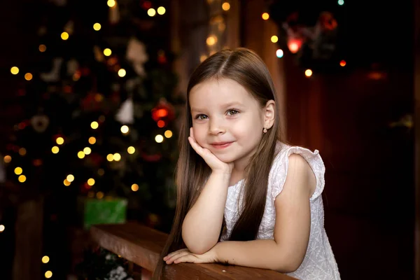 En la noche de Navidad una niña esperando a Santa Claus . — Foto de Stock