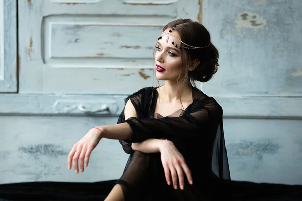 Hermoso retrato de novia con maquillaje brillante — Foto de Stock