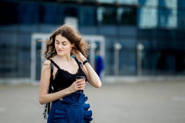 Kağıt kahve içme genç güzel şık hipster kadın 