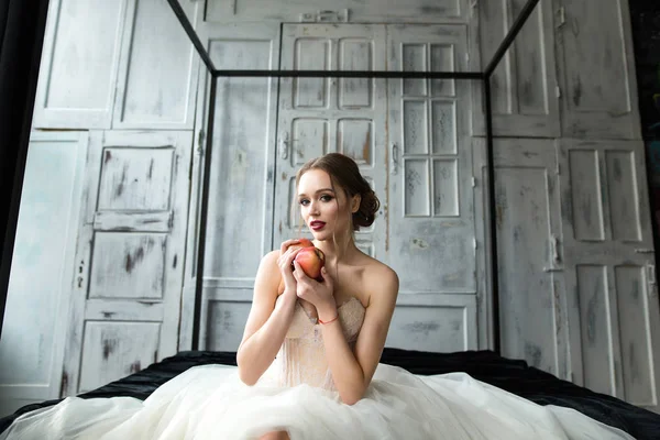 Hermoso retrato de novia con maquillaje brillante — Foto de Stock