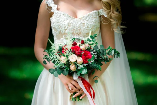 Bruid met grote bruiloft boeket op bruiloft ceremonie — Stockfoto