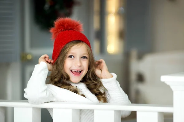 笑顔の女の子の肖像画。美しい少女は、クリスマスを祝う. — ストック写真