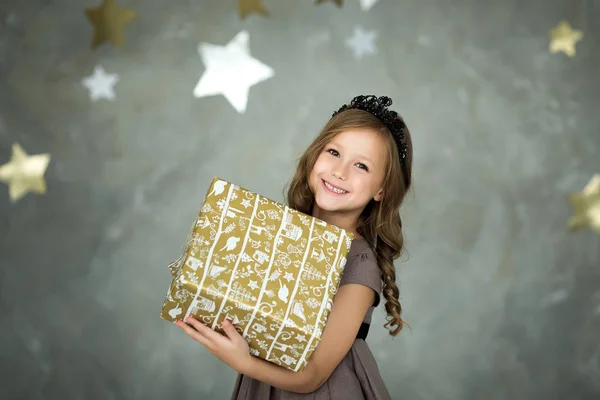 Bonne petite fille tenant beaucoup de boîtes avec des cadeaux. vacances d'hiver, Noël et concept de personnes . — Photo