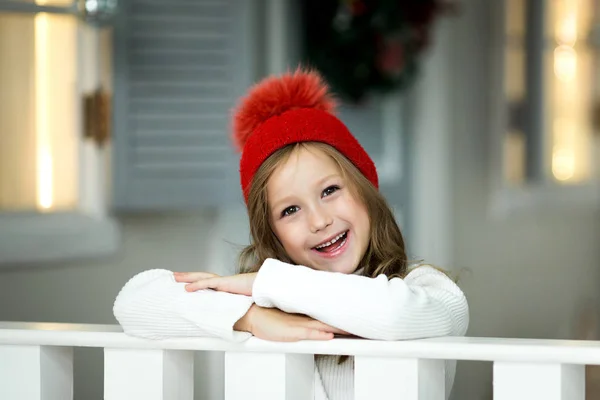 Portrait de petite fille souriante. Belle petite fille célèbre Noël . — Photo