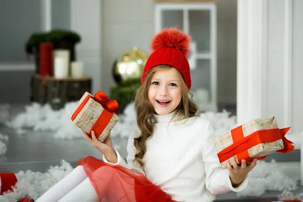 Счастливая маленькая девочка держит много коробок с подарками. зимние праздники, Рождество и люди концепция . — стоковое фото